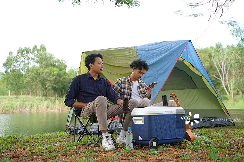 一个男人和他的朋友在假期去自然公园露营。图片素材