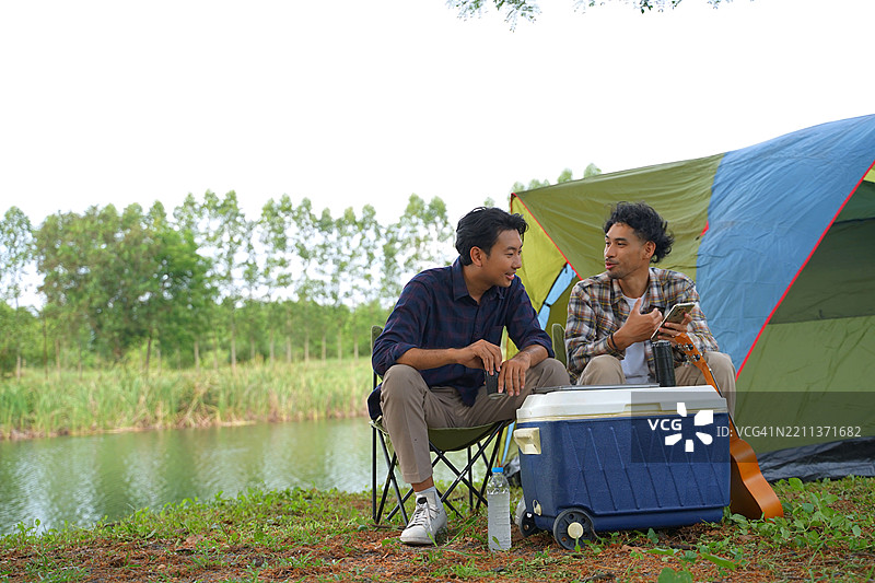 一个男人和他的朋友在假期去自然公园露营。图片素材