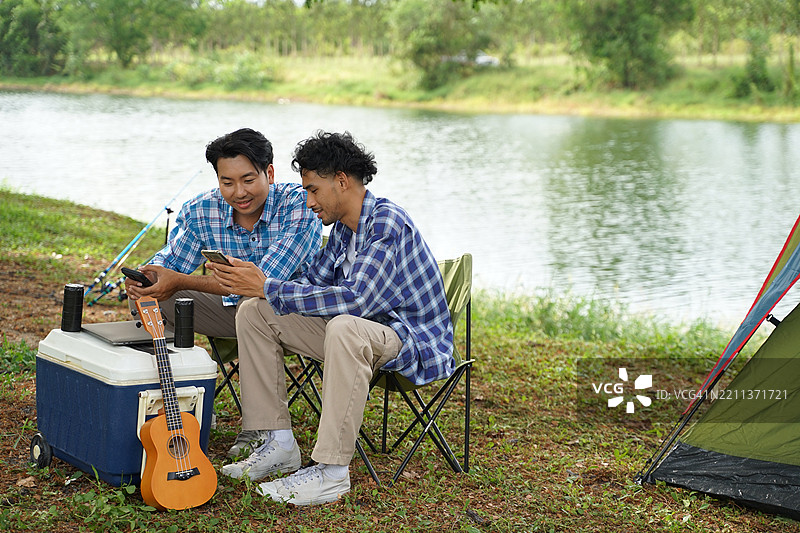 一个男人和他的朋友在假期去自然公园露营。图片素材