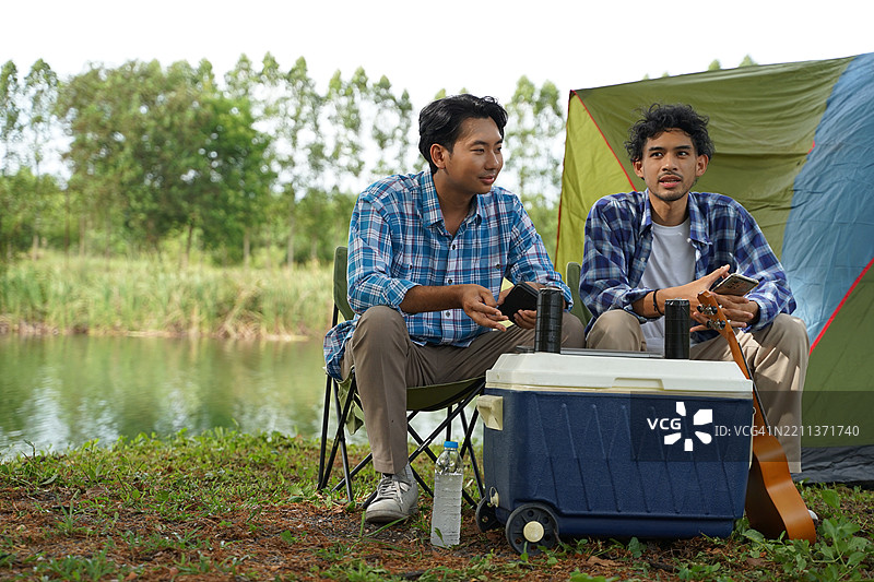 一个男人和他的朋友在假期去自然公园露营。图片素材