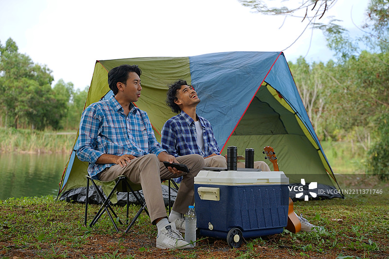 一个男人和他的朋友在假期去自然公园露营。图片素材