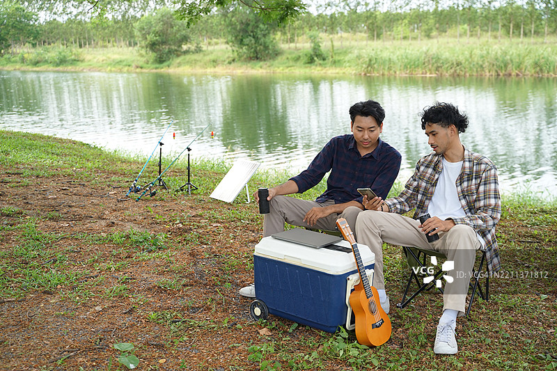 一个男人和他的朋友在假期去自然公园露营。图片素材