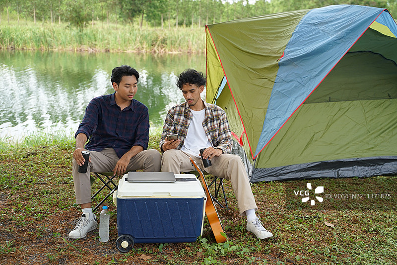 一个男人和他的朋友在假期去自然公园露营。图片素材