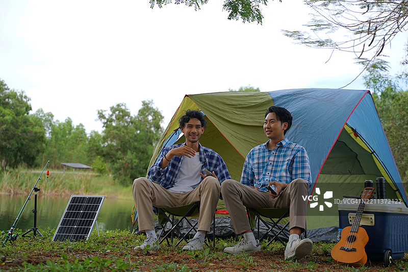 一个男人和他的朋友在假期去自然公园露营。图片素材