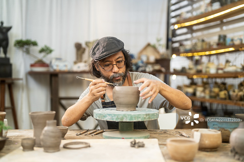 男子在创意工作室环境中制作陶器图片素材