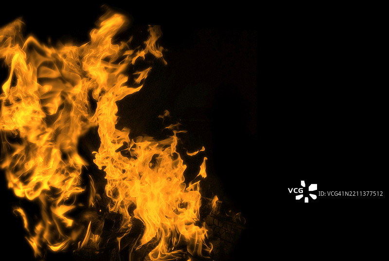 黑色背景上的火焰特写图片素材