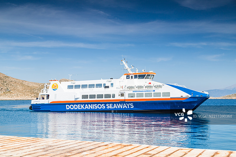 多德卡尼斯海运的双体船驶向哈尔基岛图片素材