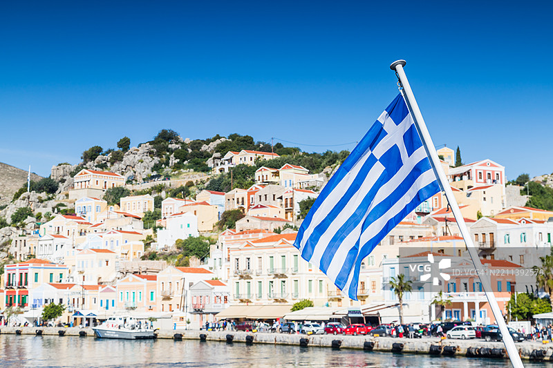 希腊国旗在西米岛前面图片素材