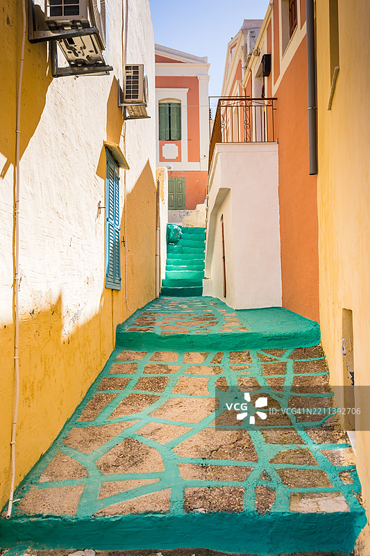 希米岛上色彩斑斓的狭窄街道图片素材