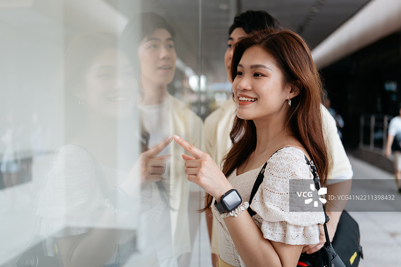 亚洲情侣在百货商店购物中心闲逛图片素材