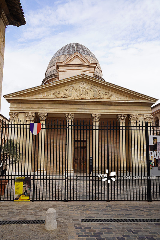 法国马赛潘尼耶区栅栏后的老慈善教堂图片素材