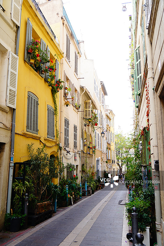 五彩缤纷的小井街，黄色外立面，法国马赛图片素材