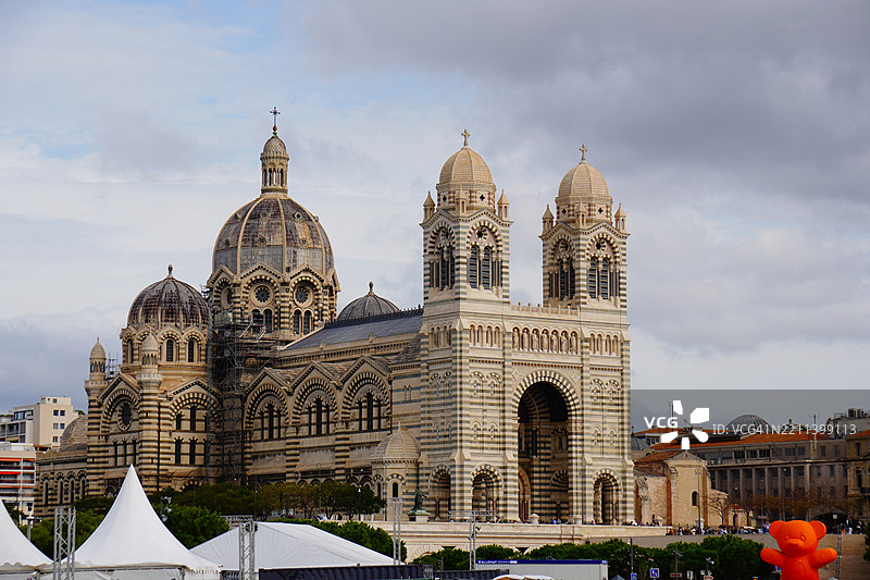 马赛大教堂与灰色天空，法国马赛图片素材