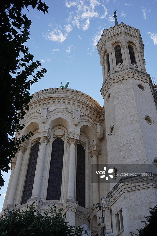 里昂的福尔维耶圣母大教堂与树木图片素材