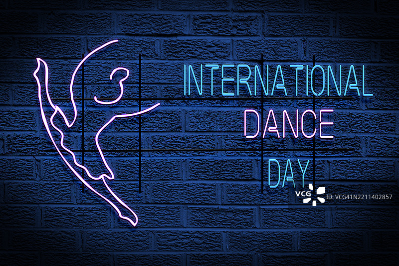 黑暗背景上的返校霓虹灯光。图片素材