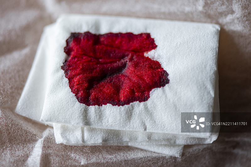 血液检测后压缩布上的血迹图片素材