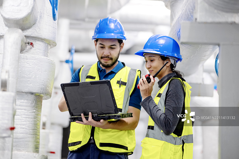 用于商业建筑的空气冷却冷水系统，利用高效设备和智能技术，可以实现节能和减少排放。图片素材
