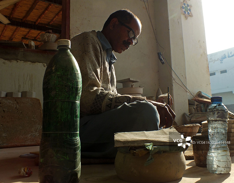 工作场所正在制作陶土陶器图片素材