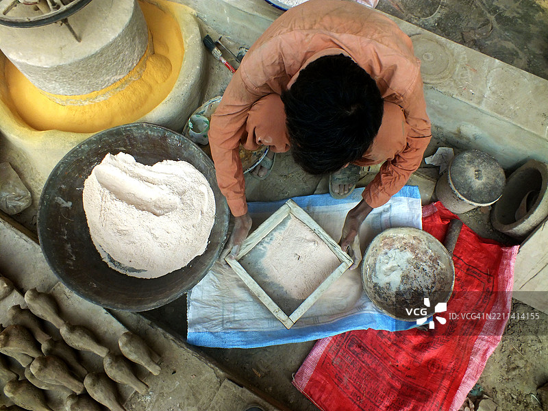 工作场所正在制作陶土陶器图片素材
