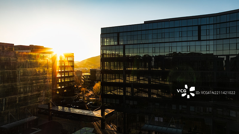 两栋建筑之间的阳光射线图片素材