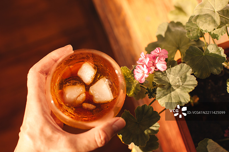 男人手持一杯威士忌图片素材