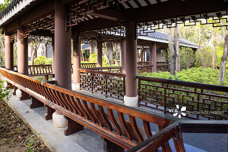 走在中国传统木质走廊中图片素材