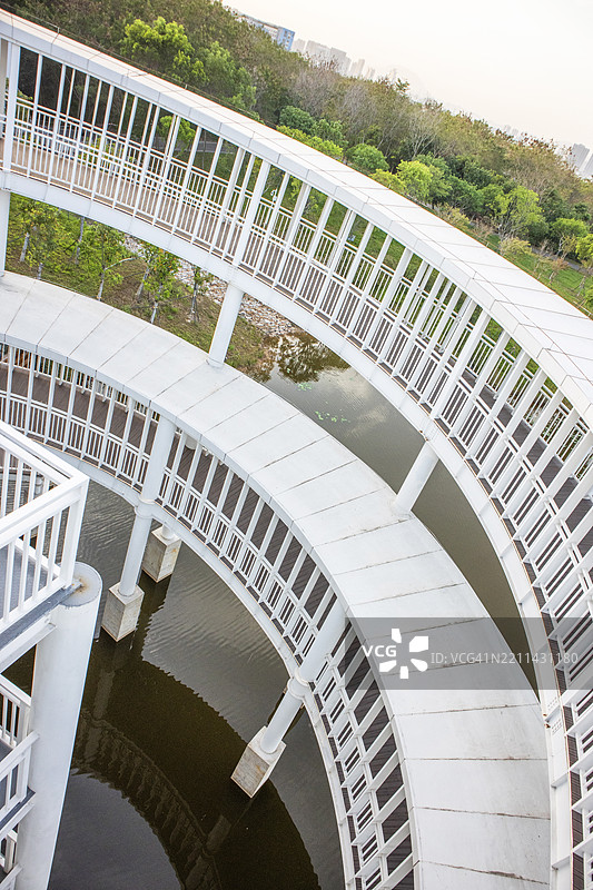 城市抬升的弯曲人行道图片素材