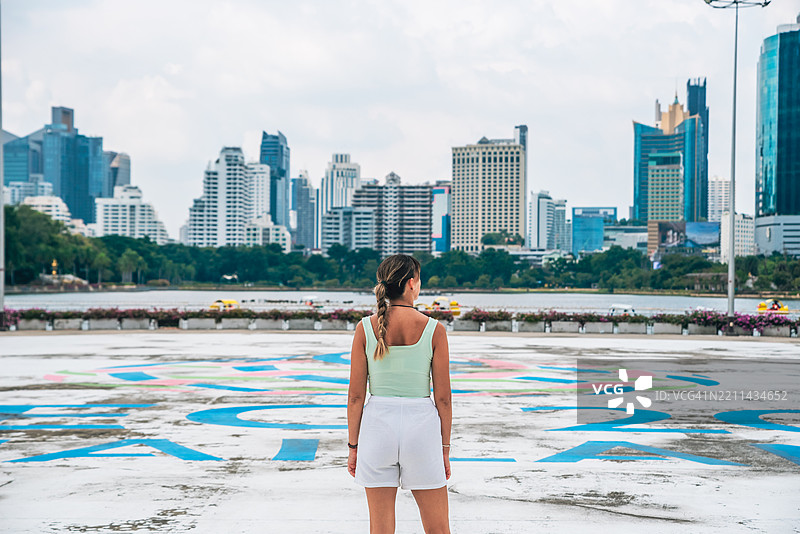 一位无法辨认的女性欣赏曼谷的金融中心图片素材