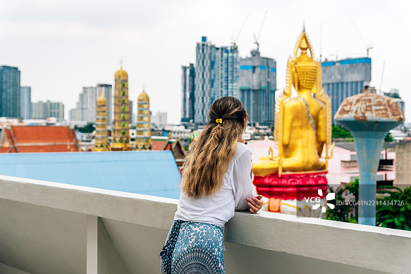 一位无法辨认的年轻女性欣赏曼谷的风景图片素材