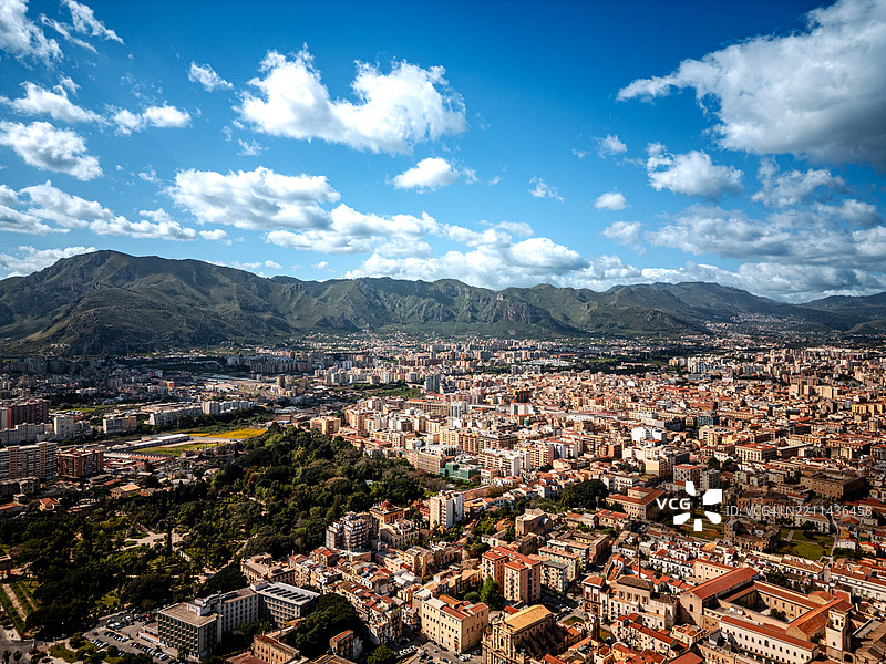 巴勒莫市的空中视角，背景是山脉和多云的天空图片素材
