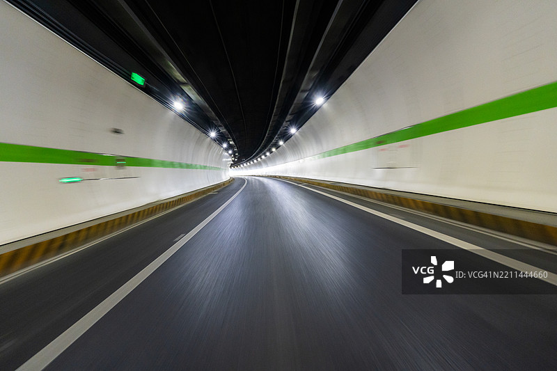 隧道中的沥青道路图片素材