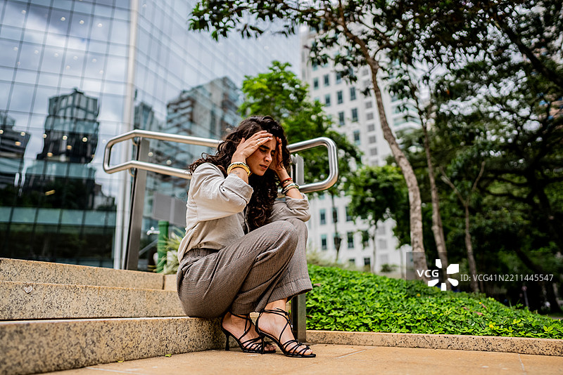 街头的女商人感到头痛图片素材