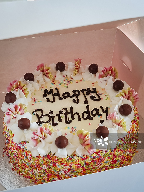 盒子里的生日蛋糕，上面写着“生日快乐”图片素材