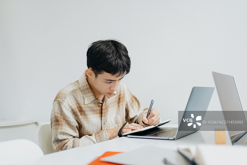 全神贯注，专心学习图片素材