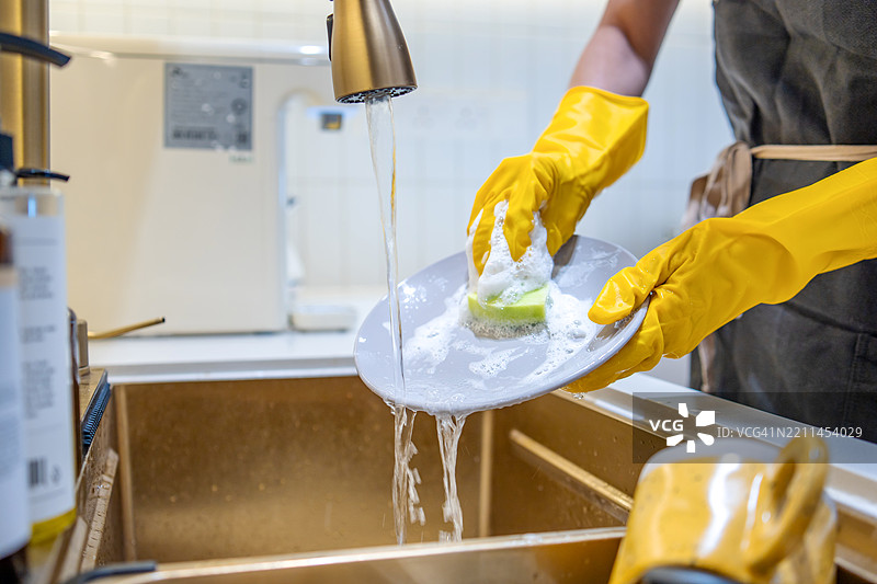 女人在厨房环境中洗碗图片素材