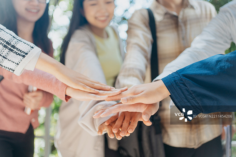 团结在团队精神中图片素材