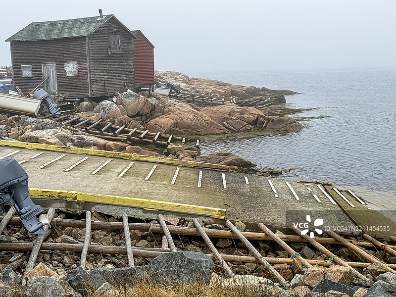 摩托艇被拖上岸图片素材