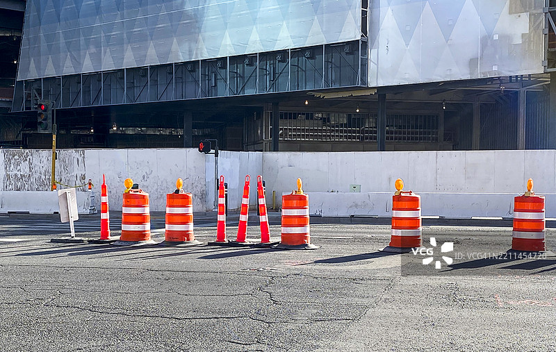 城市中的交通锥图片素材