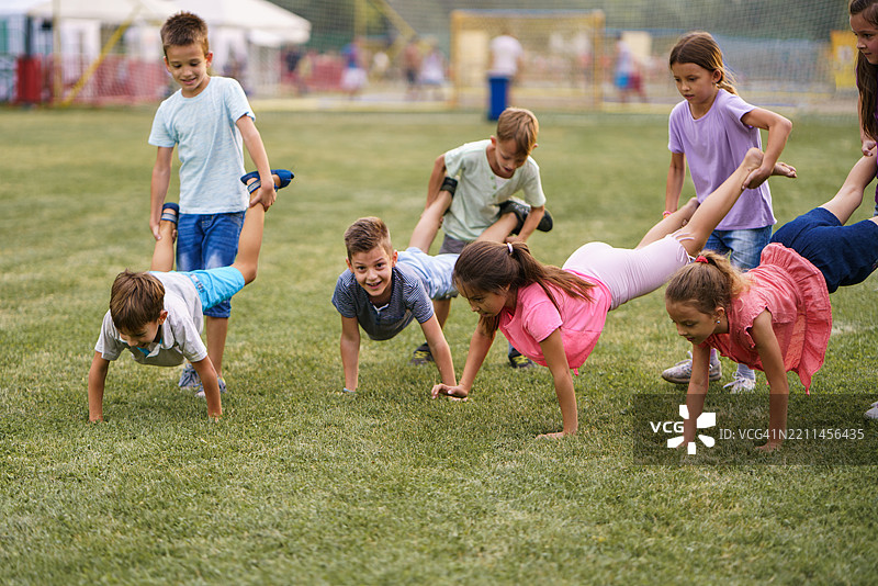 孩子们在户外玩推车比赛图片素材