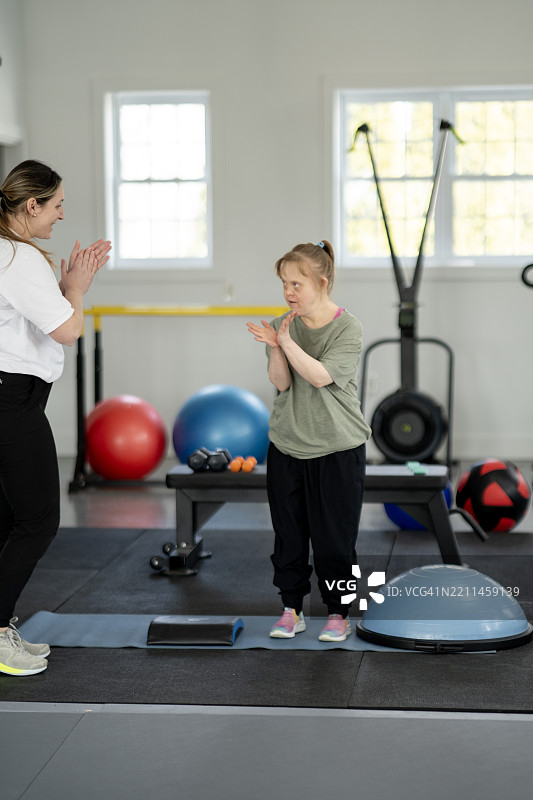 女性使用健身器材进行包容性健身训练课程图片素材