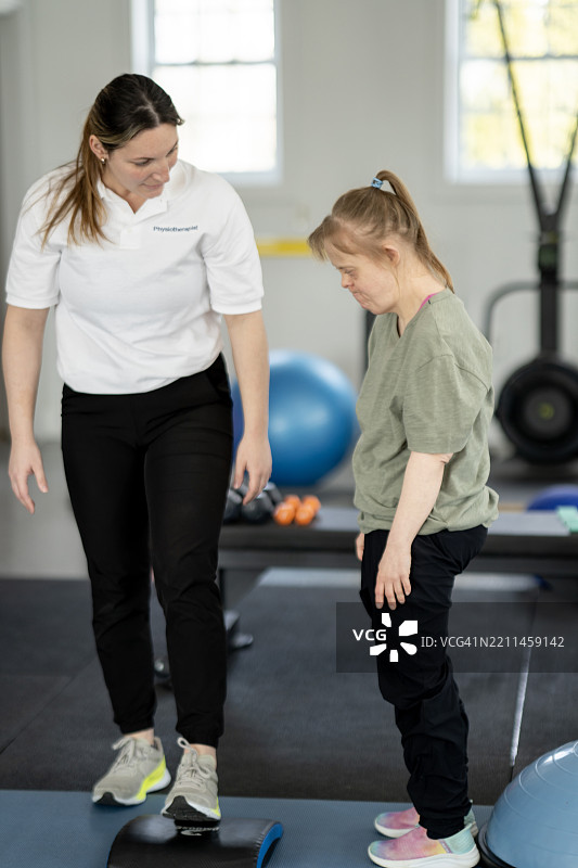 物理治疗师在康复室帮助女性进行身体锻炼图片素材