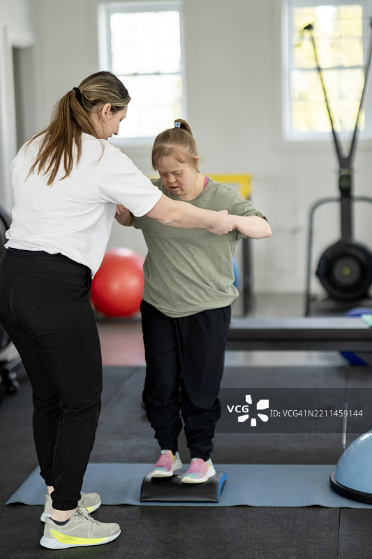 职业治疗支持女性进行平衡训练课程图片素材