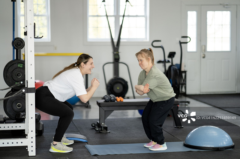 现代健身房中的包容性健身训练课程，促进力量与联系图片素材