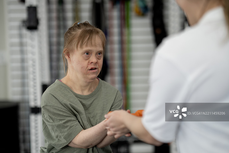 在社区中心环境中通过运动活动进行支持性互动图片素材