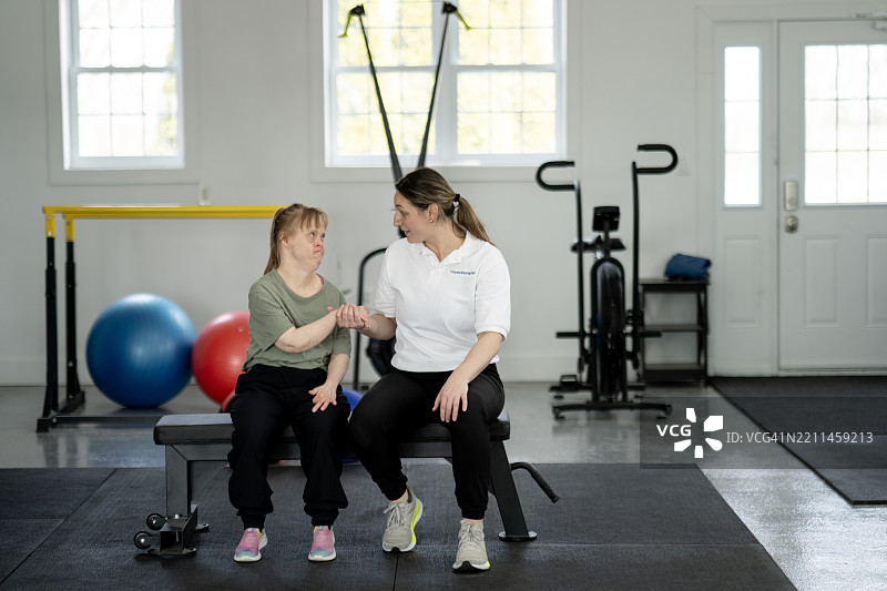 治疗师在健身和康复中心协助患者图片素材