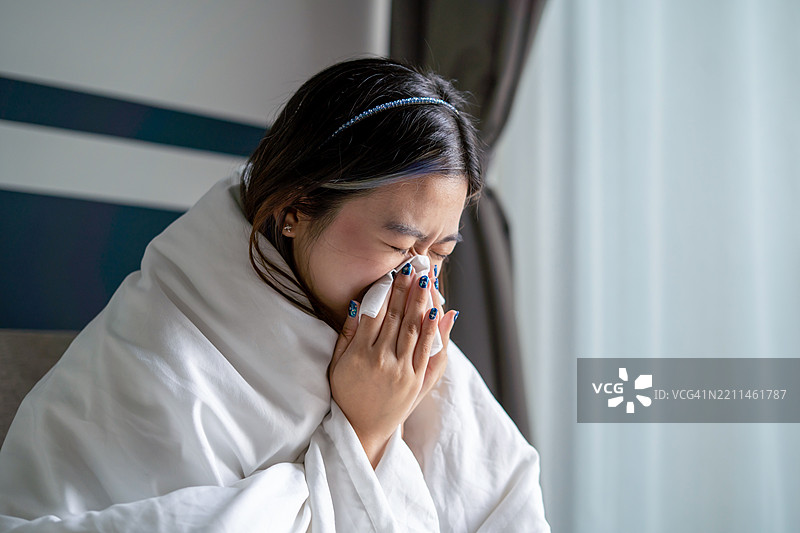 女人与流感作斗争，感到疲惫不堪图片素材