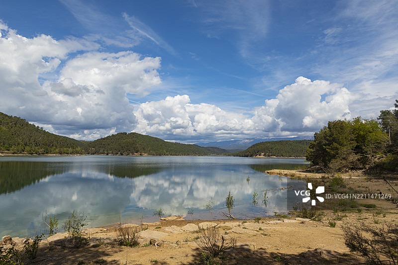 圣庞斯水库，2023年干旱于2025年3月结束，西班牙加泰罗尼亚。水位在顶部。图片素材