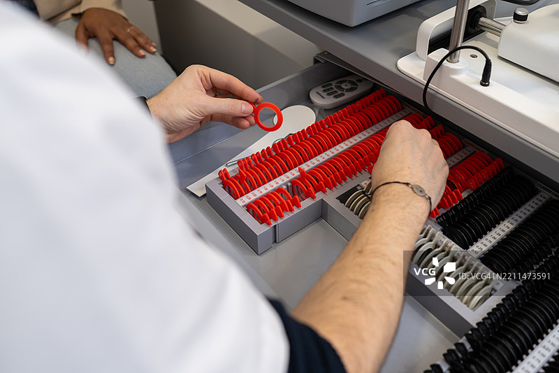 验光师为眼部检查选择试镜框镜片图片素材