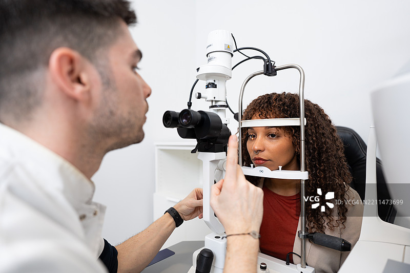 眼科医生使用现代设备为患者进行眼部检查图片素材