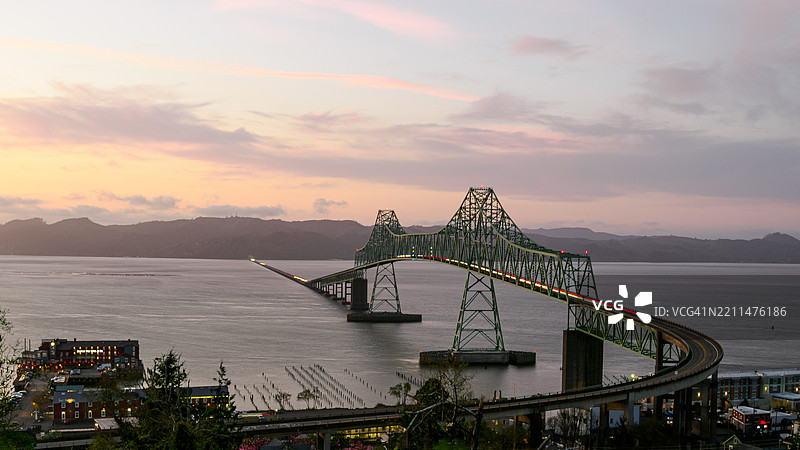 俄勒冈州阿斯托里亚的哥伦比亚河阿斯托里亚-梅格勒大桥傍晚景色图片素材